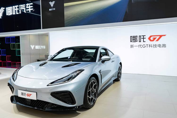 广州239哪吒汽车在智能汽车领域的表现，领途汽车在新能源汽车市场中的影响力